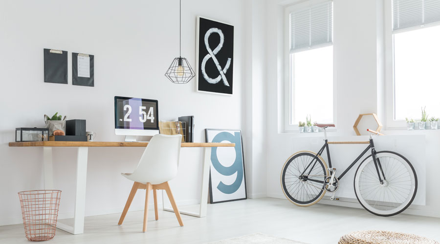 escritório em casa: persianas horizontais brancas combinam com qualquer decoração