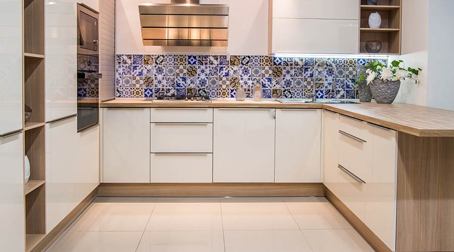 A imagem mostra uma cozinha com papel de parede na área do fogão e da pia.