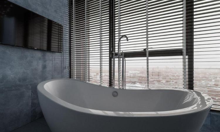 Tendência para banheiros: banheiro com banheira, televisão e persiana horizontal