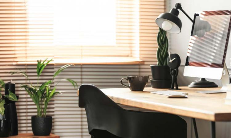 Ideias para escolher cortinas ou persianas para o seu escritório em casa